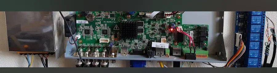 Placa del grabador digital (DVR) conectada y funcionando dentro de su gabinete.