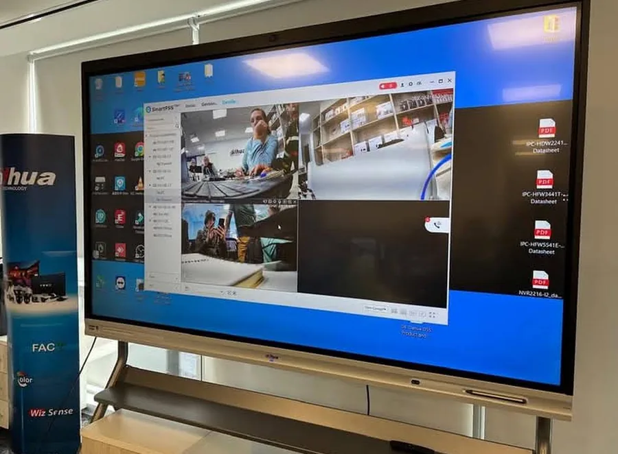 Pantalla del software de monitoreo mostrando varias cámaras en simultáneo, junto a las fichas técnicas de los equipos.